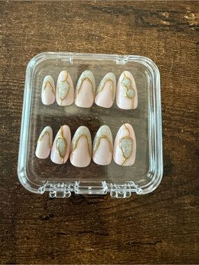 Press-On Nail Set - Pale Pink with Gold & Silver Accent